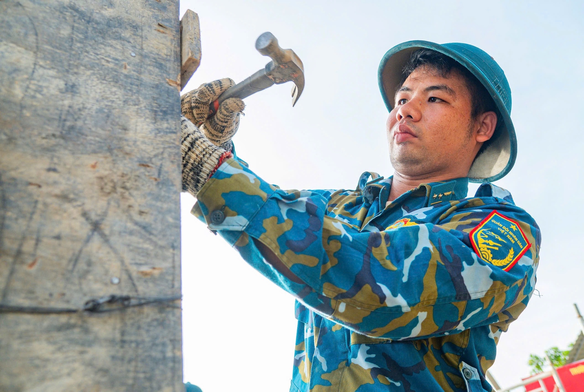 Trung đoàn 910 thần tốc thực hiện 'Chiến dịch Quang Trung', mang mái ấm đến với bà con vùng lũ- Ảnh 4. Từ ngày 06/12/2025 đến ngày 28/12/2025, mặc dù điều kiện thời tiết diễn biến phức tạp, khối lượng công việc lớn