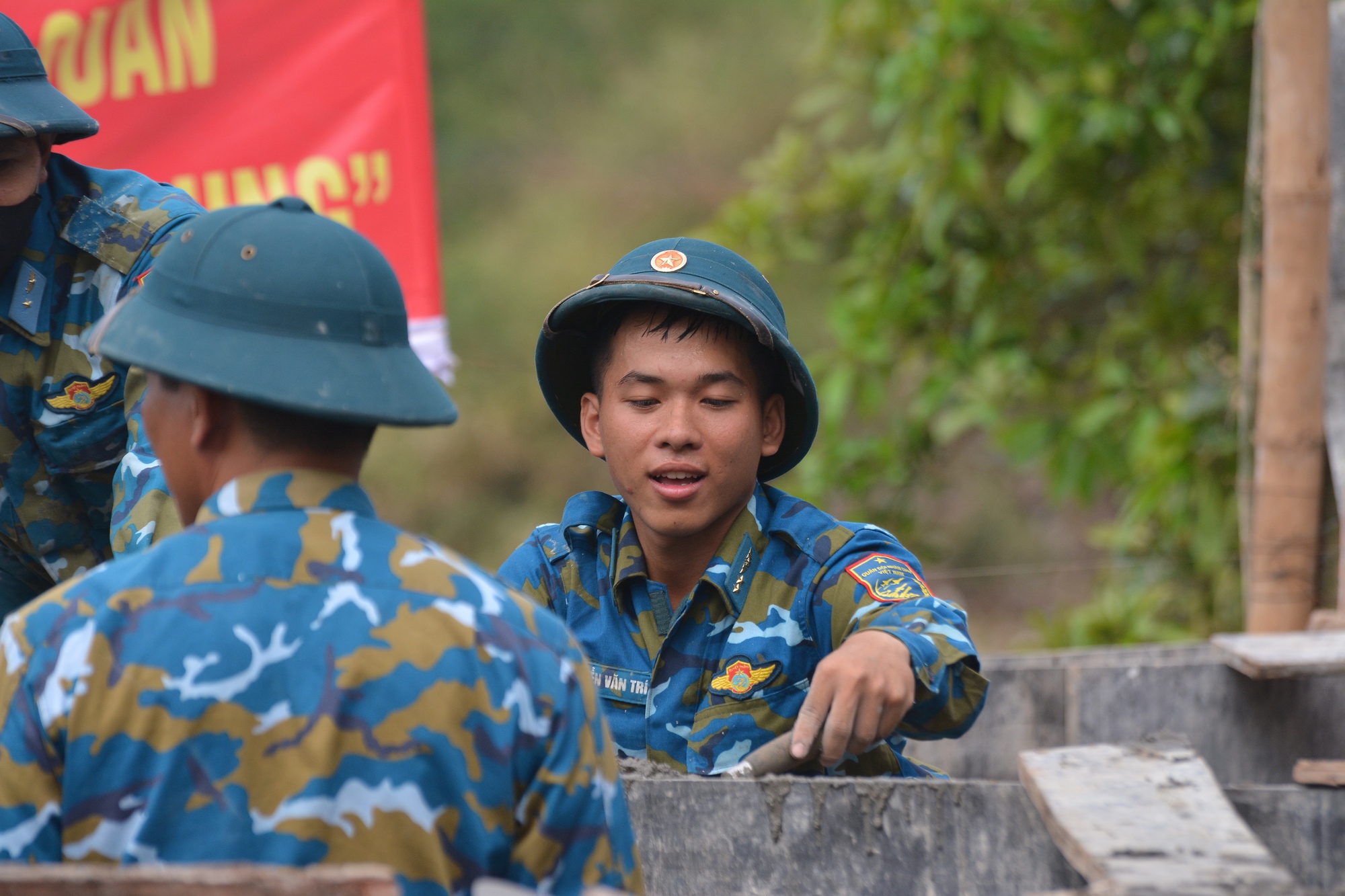 Trung đoàn 910 thần tốc thực hiện 'Chiến dịch Quang Trung', mang mái ấm đến với bà con vùng lũ- Ảnh 5. Quá trình thực hiện luôn đặt yêu cầu chất lượng, bền vững và an toàn lên hàng đầu, thể hiện rõ tinh thần trách nhiệm và phẩm chất cao đẹp của “Bộ đội Cụ Hồ”