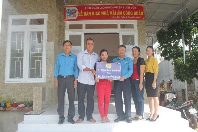 Liên đoàn Lao động huyện Buôn Đôn: Bàn giao nhà “Mái ấm công đoàn” cho đoàn viên nghèo
