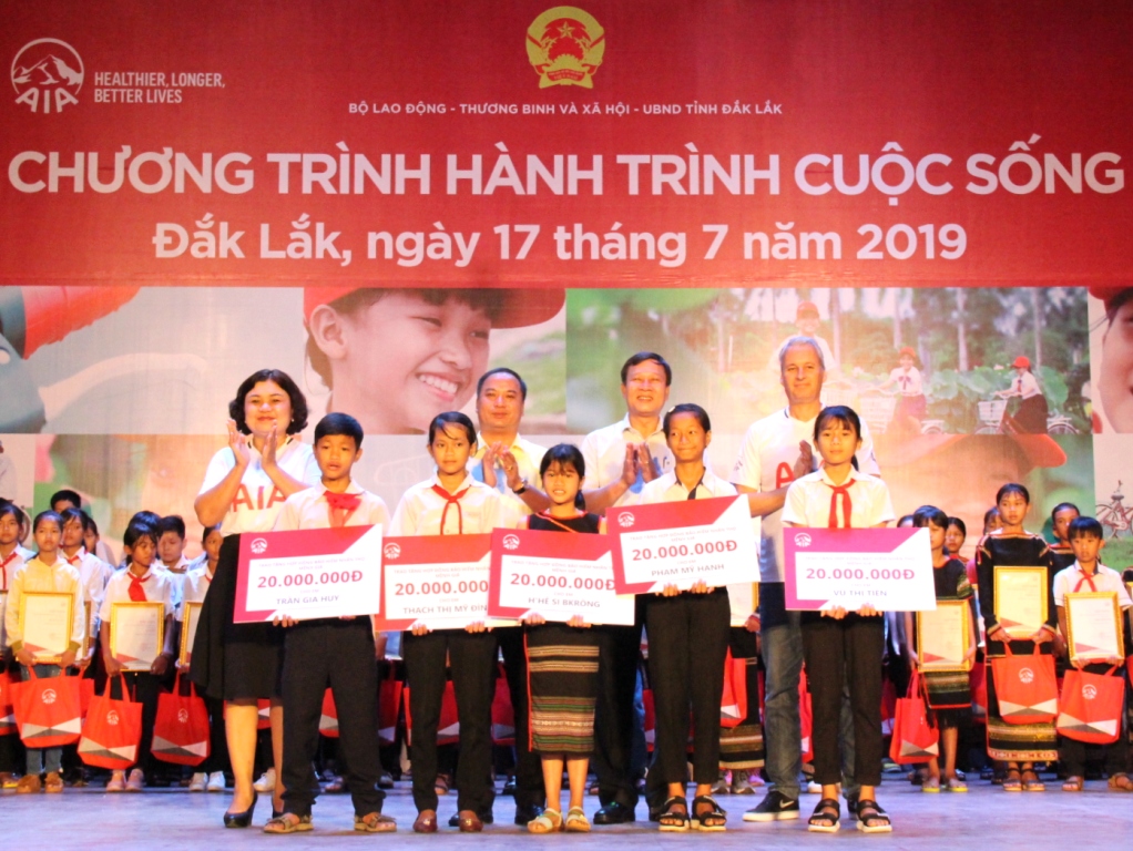 Trao tặng xe đạp, bảo hiểm nhân thọ miễn phí cho học sinh