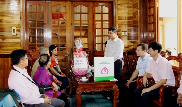 Đoàn công tác của Thường trực Tỉnh ủy thăm và tặng quà các gia đình chính sách trên địa bàn tỉnh