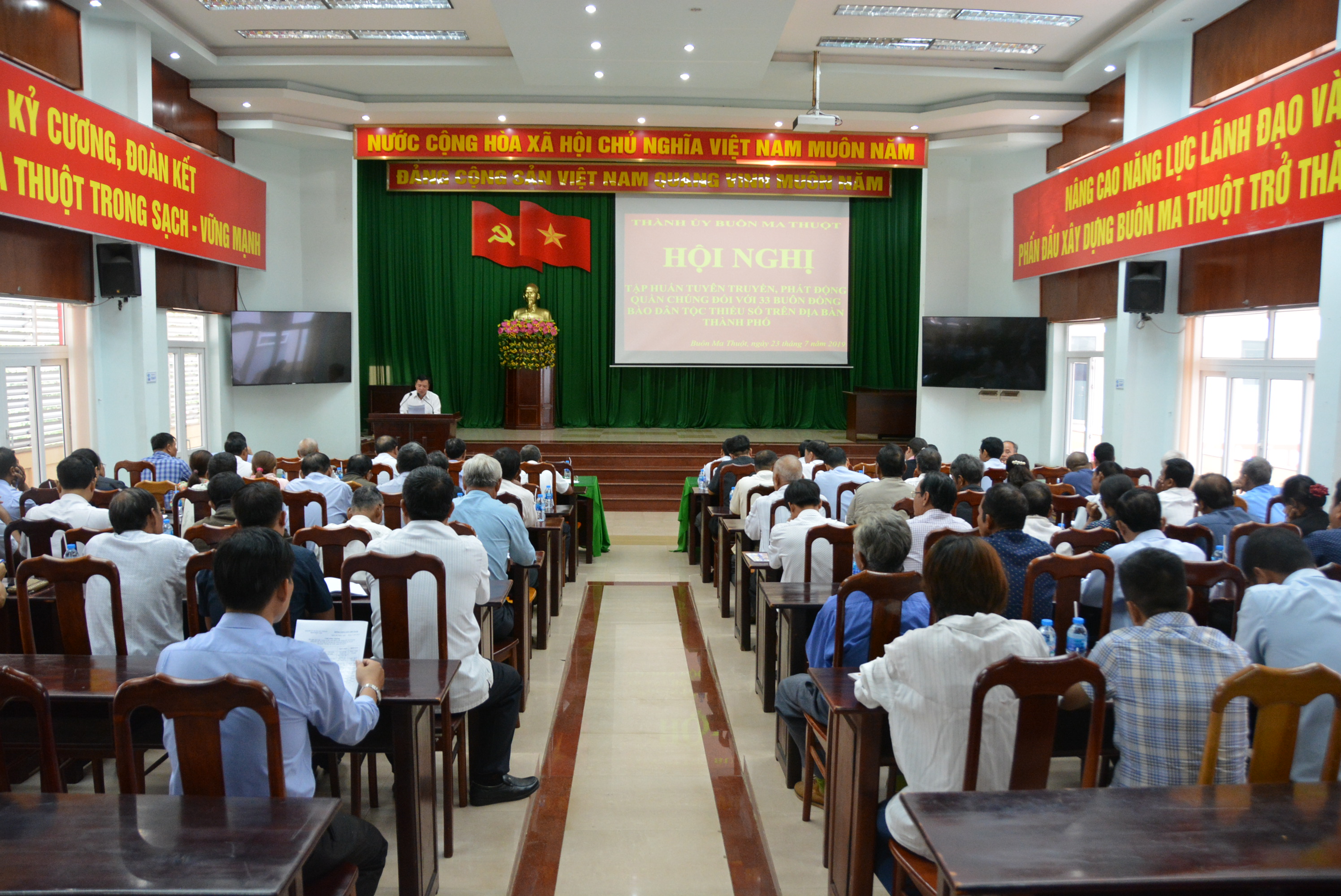 Thành phố Buôn Ma Thuột tập huấn tuyên truyền, phát động quần chúng.