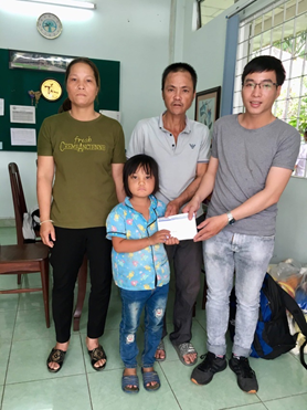 Báo Sài Gòn giải phóng trao tặng 18 triệu đồng cho cháu bé mắc bệnh hiểm nghèo tại xã Ea Pil, huyện M'Drắk