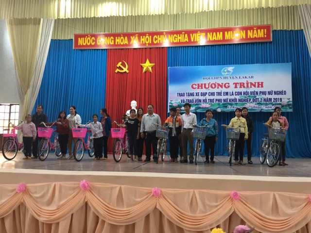 Hội LHPN huyện Ea Kar tặng xe đạp cho 32 học sinh nghèo vượt khó và trao vốn khởi nghiệp cho phụ nữ nghèo
