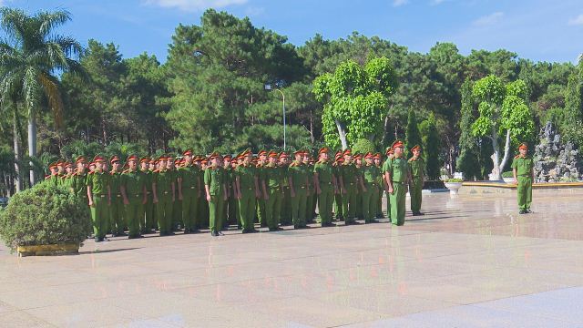 Phòng Cảnh sát cơ động dâng hương tưởng niệm tại Nghĩa trang liệt sĩ
