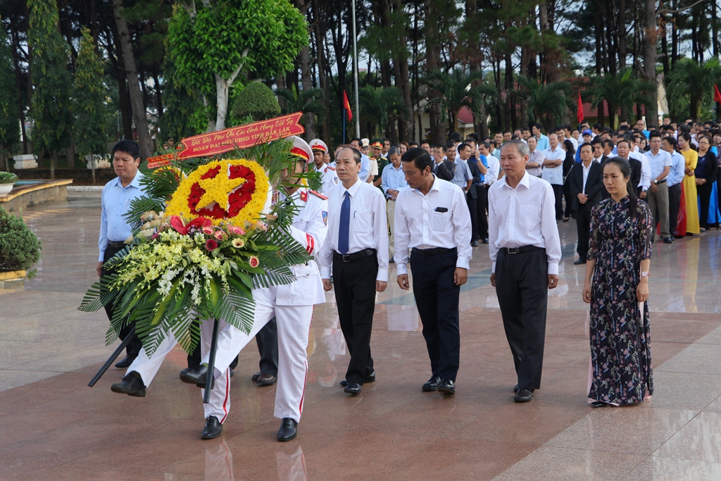 Lãnh đạo tỉnh viếng Nghĩa trang liệt sỹ nhân kỷ niệm 72 năm Ngày Thương binh - Liệt sỹ