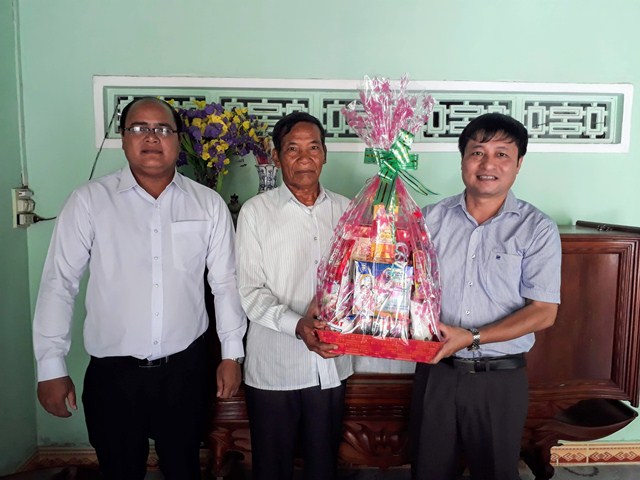 Lãnh đạo huyện M’Đrắk thăm, tặng quà đối tượng chính sách tiêu biểu