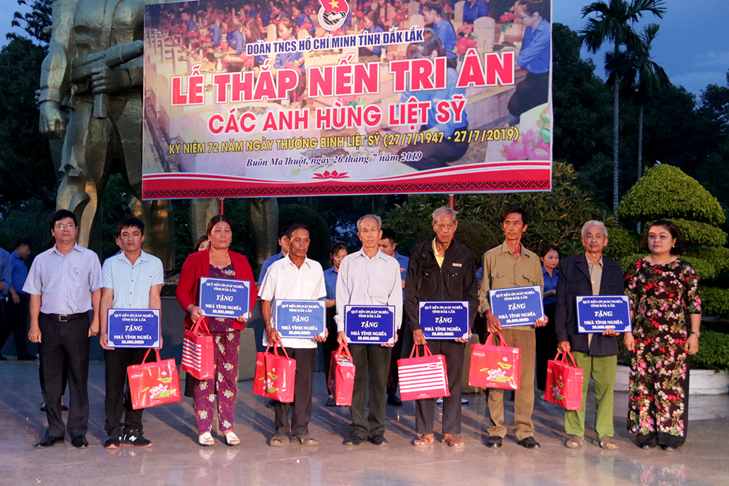 Gần 2.000 đoàn viên thanh niên thắp nến tri ân các anh hùng liệt sỹ