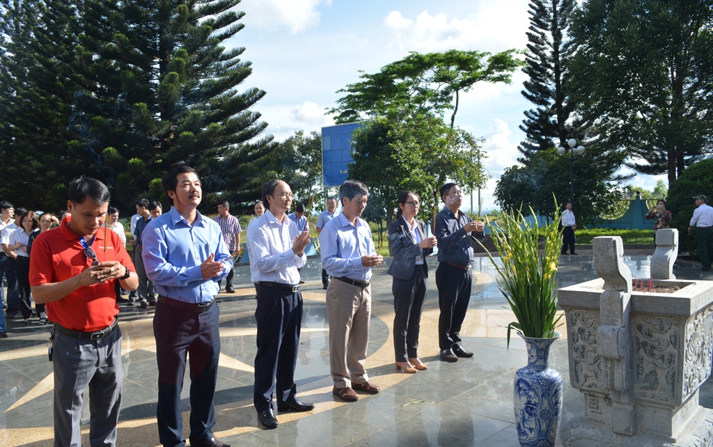 Ngành Thông tin và Truyền thông Đắk Lắk viếng Đài tưởng niệm Liệt sỹ Giao bưu – Thông tin liên lạc Tây Nguyên