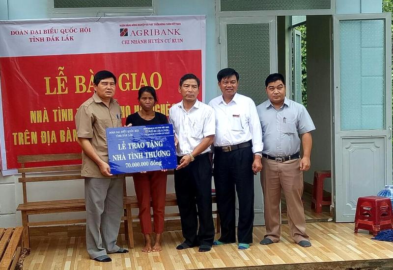 Bàn giao nhà Tình thương tại huyện Cư Kuin