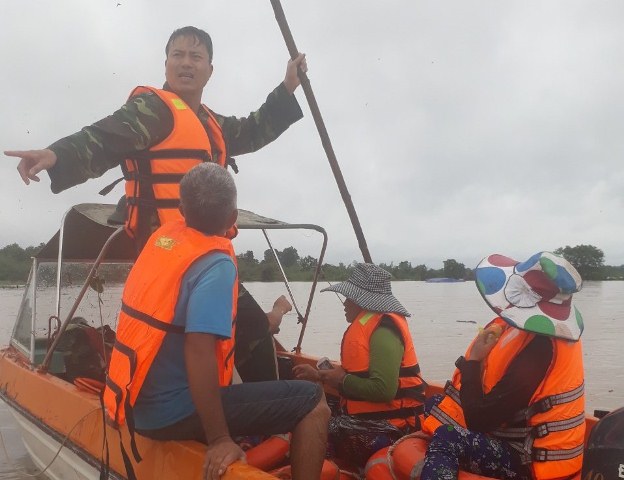 BĐBP Đắk Lắk triển khai lực lượng sơ tán người dân bị cô lập do mưa lũ đến nơi an toàn