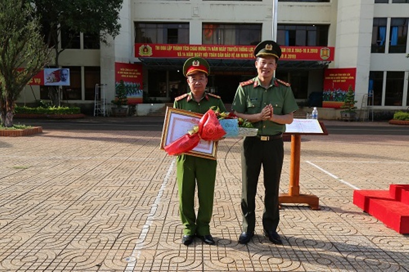 Công an tỉnh khen thưởng các tập thể, cá nhân có thành tích xuất xắc trong đấu tranh trấn áp tội phạm