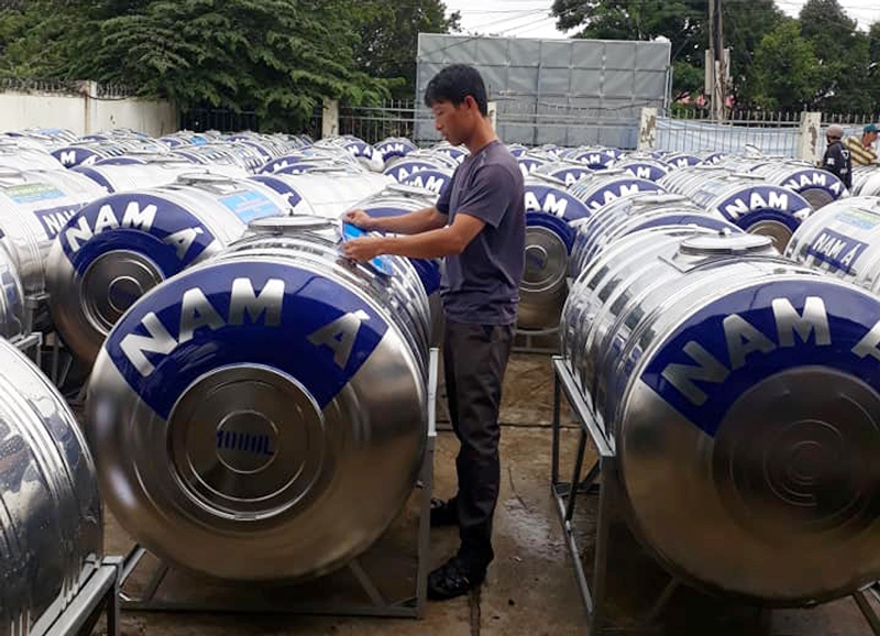 Hội Chữ thập đỏ TP. Hồ Chí Minh trao 91 bồn nước inox hỗ trợ đồng bào tại xã Yang Reh, huyện Krông Bông