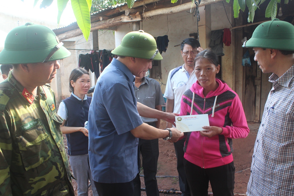 Thường trực Tỉnh ủy thăm hỏi, tặng quà hỗ trợ cho người dân bị thiệt hại do mưa lũ ở các xã biên giới