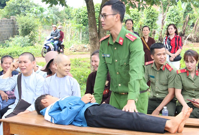 Công an huyện Cư M'gar tổ chức chương trình tình nguyện hướng về cơ sở