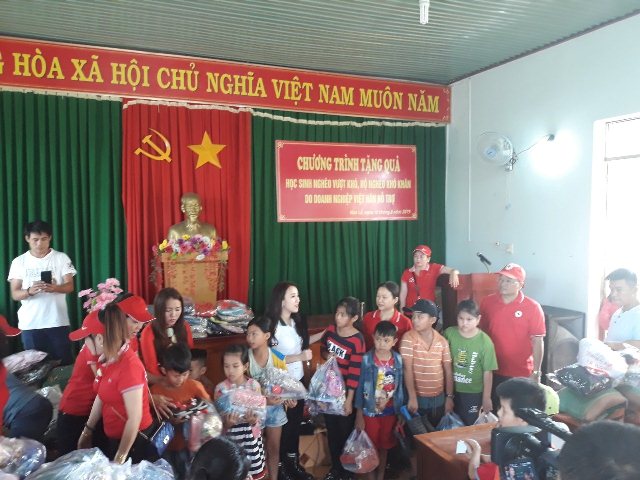 Tặng quà học sinh nghèo vượt khó và hộ nghèo khó khăn xã Hòa lễ