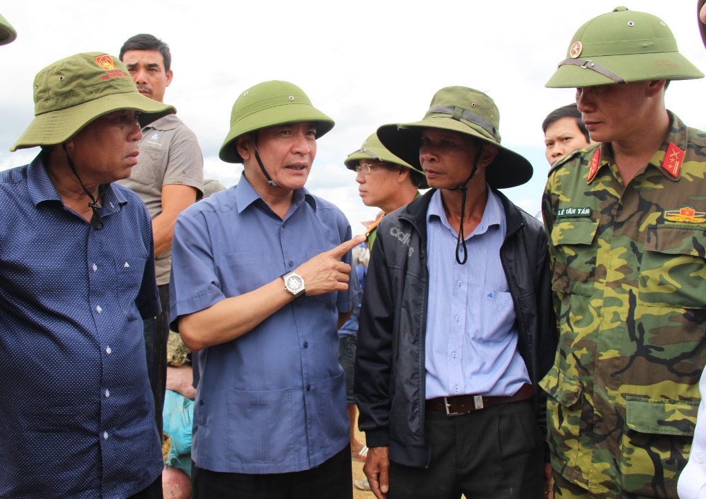 Bí thư Tỉnh ủy kiểm tra công tác khắc phục sự cố vỡ đê bao Quảng Điền, huyện Krông Ana