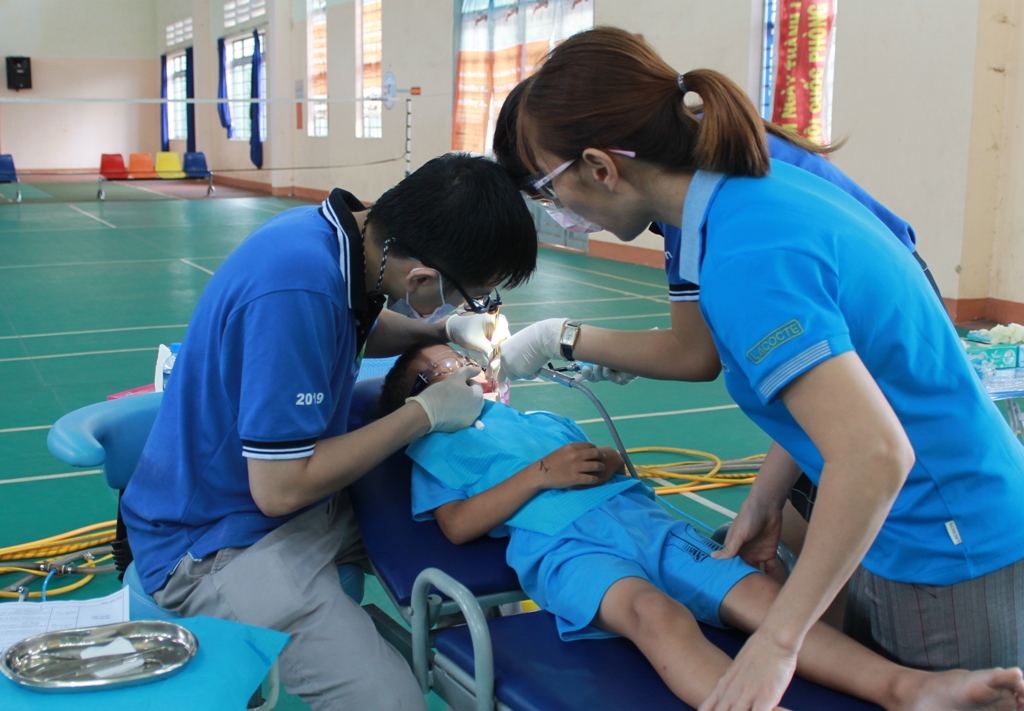 Khám, điều trị răng miệng miễn phí cho trẻ mồ côi, khuyết tật, trẻ có hoàn cảnh khó khăn