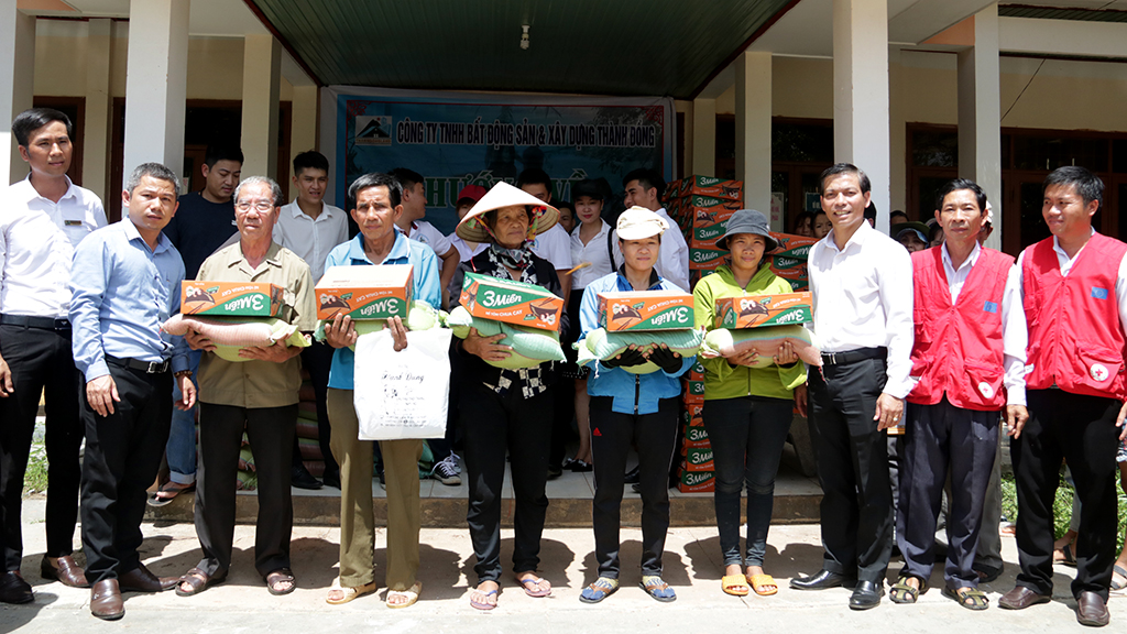 Tặng 200 suất quà cho bà con bị lũ lụt tại xã Ya Tờ Mốt, huyện Ea Súp