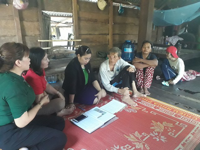 Huyện M’Đrắk tặng quà cho gia đình hoàn cảnh đặc biệt khó khăn tại xã Krông Jing