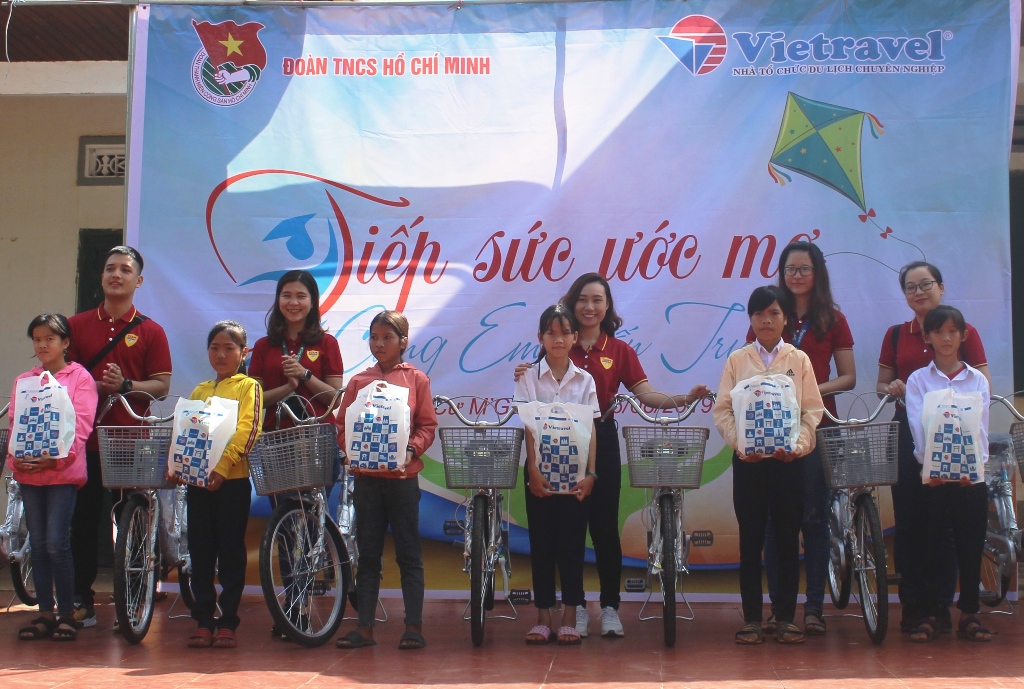 Tặng quà cho học sinh có hoàn cảnh khó khăn tại xã Ea M’Droh, huyện Cư M’gar