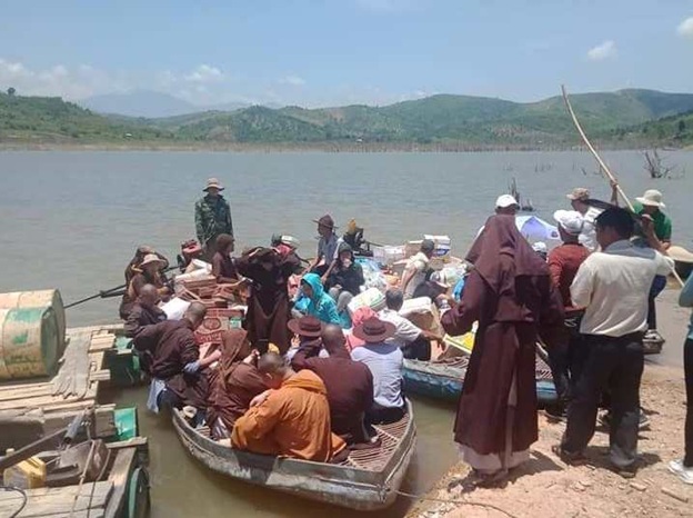 Tặng 300 suất quà cho học sinh tại xã Cư Pui, huyện Krông Bông