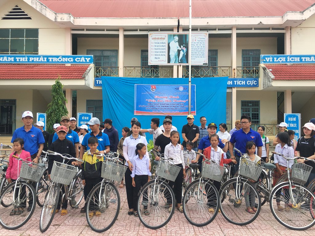 Nhiều hoạt động thiết thực hỗ trợ học sinh nghèo đến trường