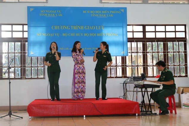 Hoạt động giao lưu giữa Sở Ngoại vụ và Bộ đội Biên phòng tỉnh