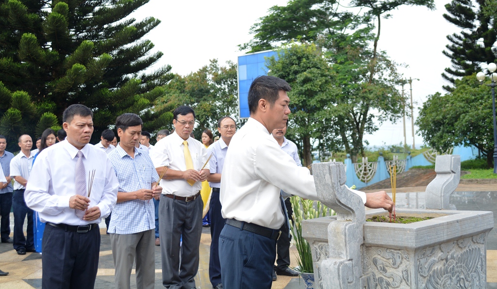 Ngành Thông tin và Truyền thông Đắk Lắk viếng Đài tưởng niệm Liệt sỹ Giao bưu – Thông tin liên lạc Tây Nguyên
