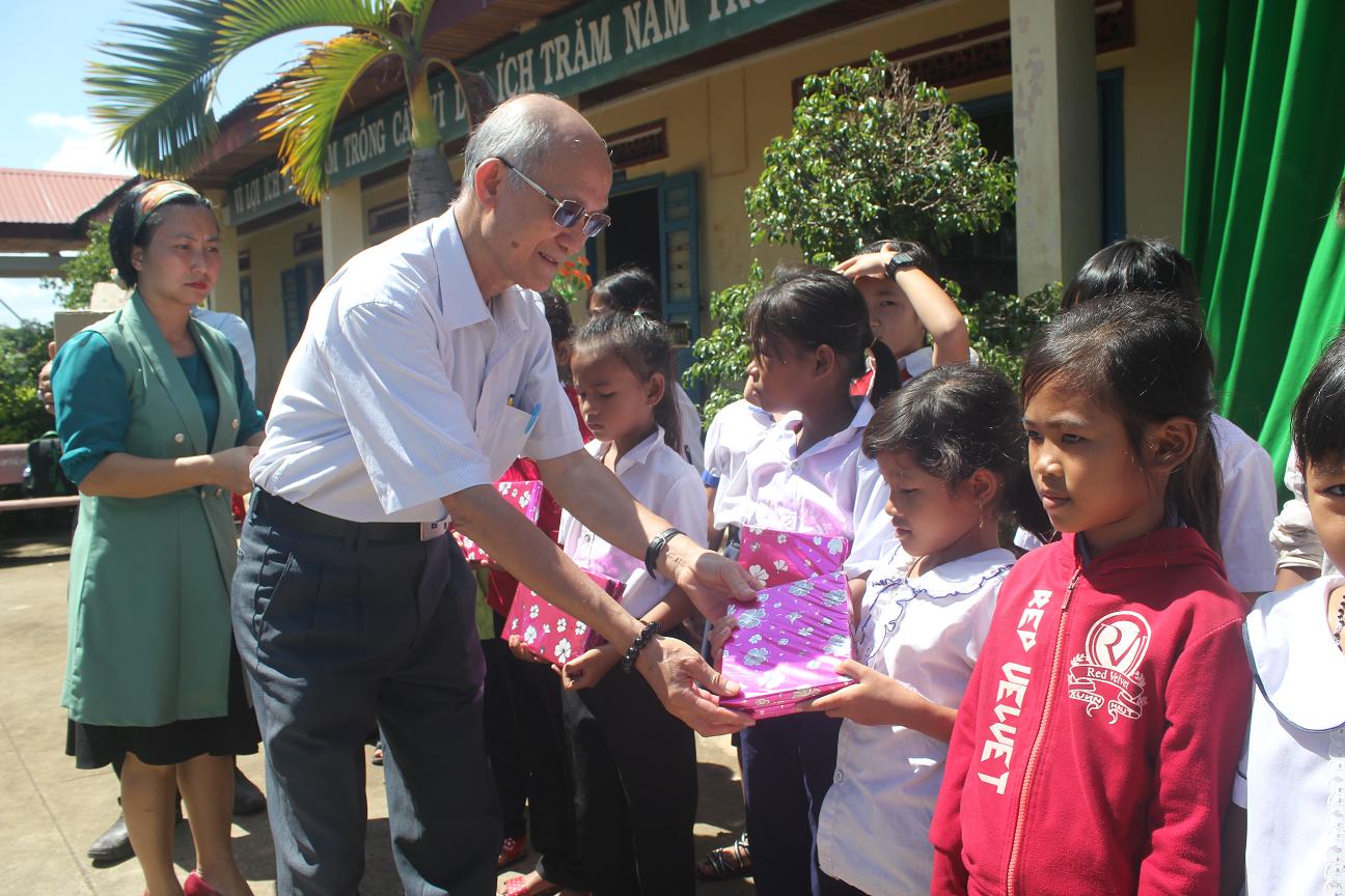 Hội Khuyến học tỉnh: Tặng 30 suất quà cho học sinh có hoàn cảnh khó khăn của huyện Buôn Đôn