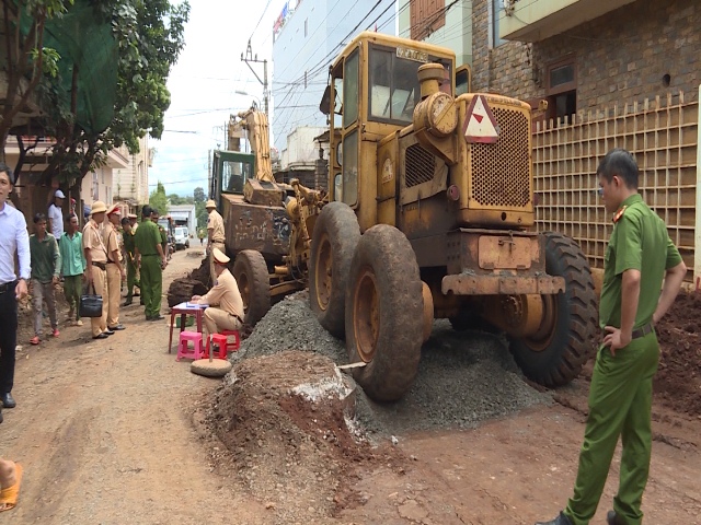 Xe ben làm đường gây tai nạn, một Trung tá Công an tử vong