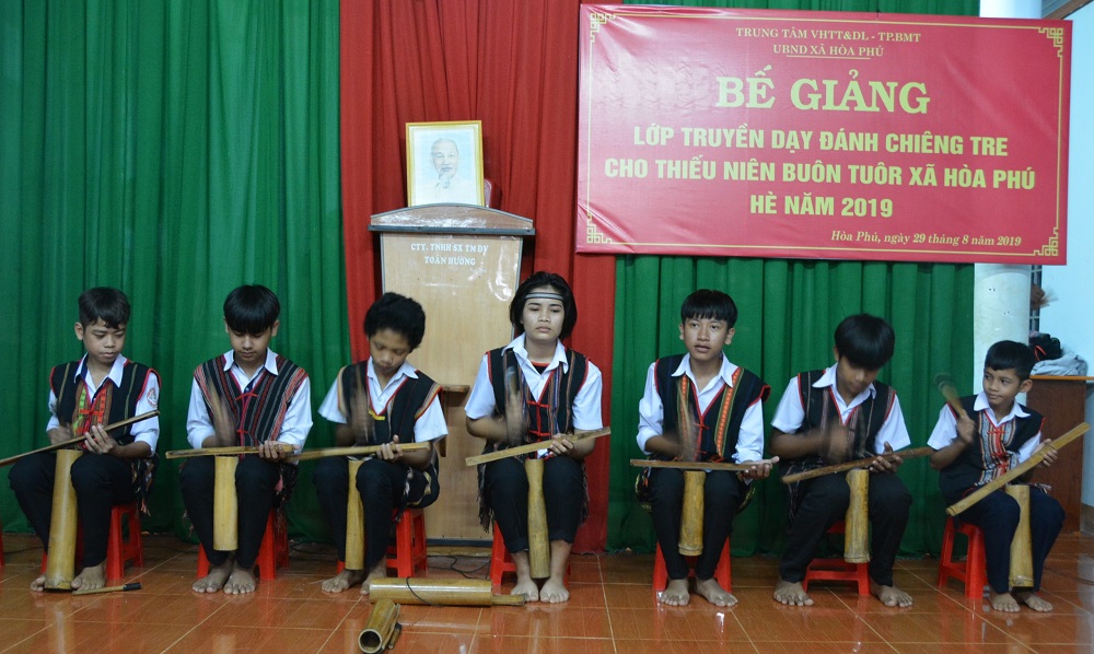 Bế giảng lớp truyền dạy đánh chiêng tại xã Hòa Phú, thành phố Buôn Ma Thuột