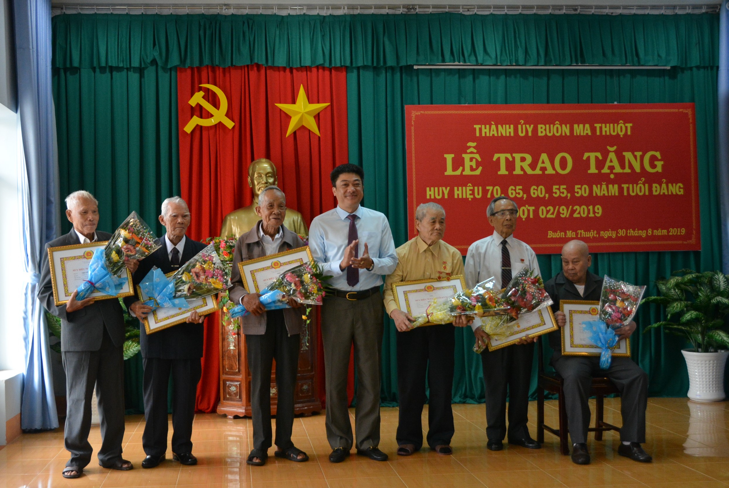 Thành ủy Buôn Ma Thuột long trọng tổ chức Lễ trao Huy hiệu Đảng cho 65 đảng viên đợt 2/9