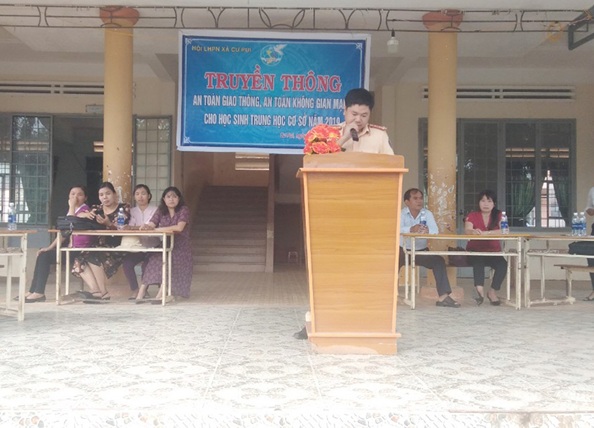 Truyền thông về An toàn giao thông và An toàn không gian mạng tại Trường THCS Cư Pui, huyện Krông Bông