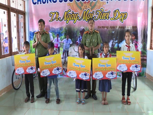 Thăm, tặng quà cho đồng bào nghèo vùng lũ huyện Ea Súp