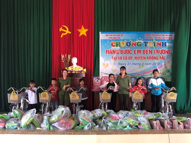 Hội Phụ nữ Công an tỉnh tổ chức chương trình “Nâng bước em đến trường” tại xã Ea Uy, huyện Krông Pắc.