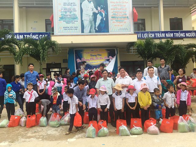 600 suất quà trao tặng cho các em thiếu nhi nghèo tại xã Cư Prao và xã Krông Jing, huyện M'Drắk