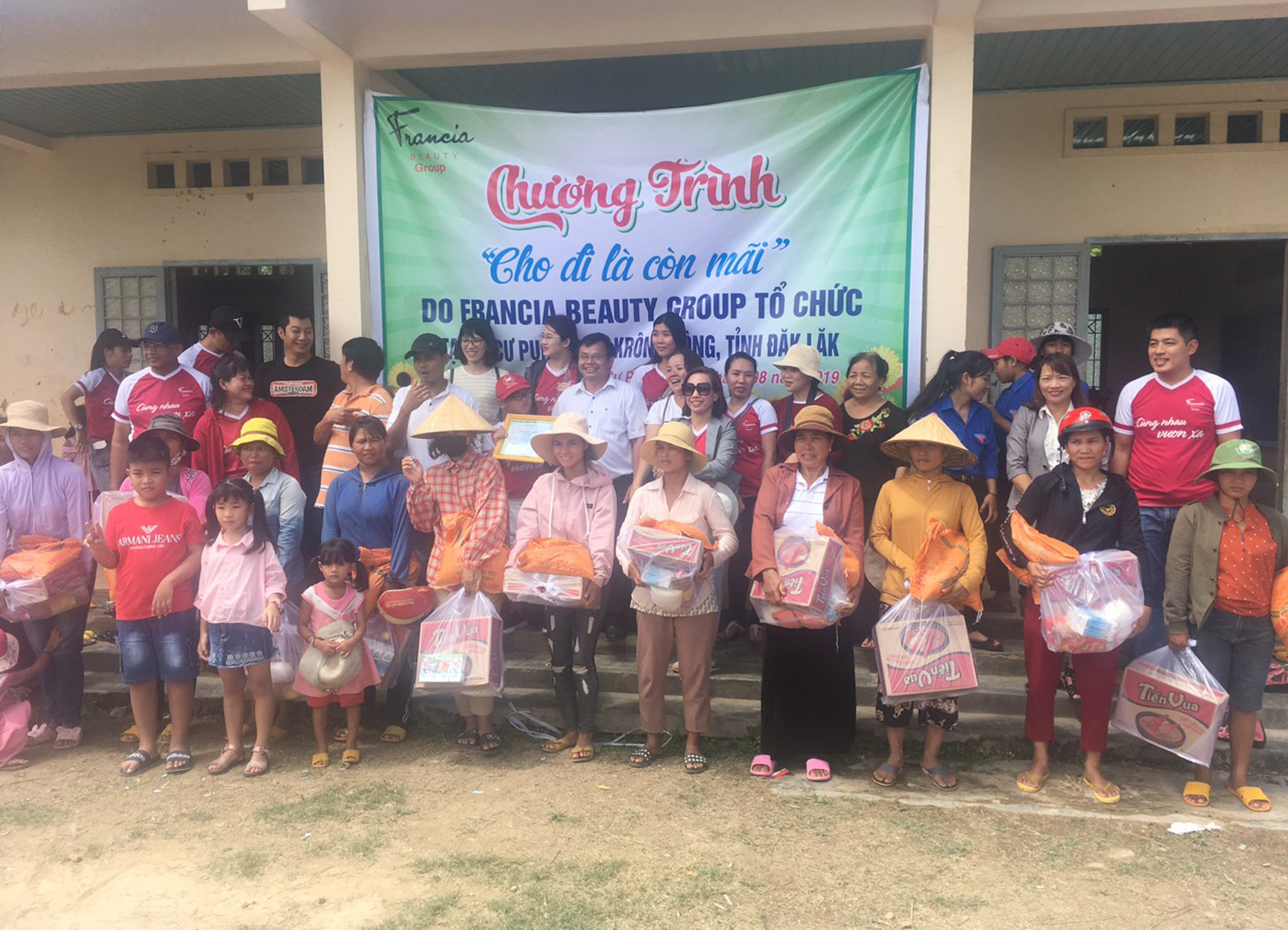 Tặng 200 suất quà tại xã Cư Pui, huyện Krông Bông