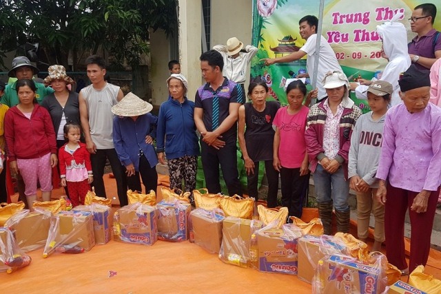 Trao 400 suất quà cho trẻ em nghèo xã Ea Wer, huyện Buôn Đôn