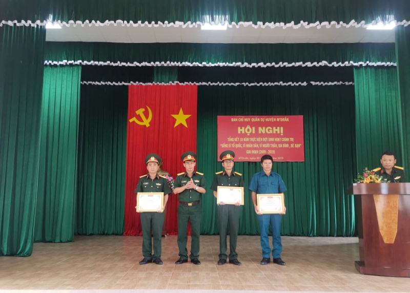 Huyện M’Đrắk: Tổng kết 10 năm thực hiện đợt sinh hoạt chính trị “Sống vì Tổ quốc, vì nhân dân, vì người thân, gia đình, bè bạn” giai đoạn 2009-2019