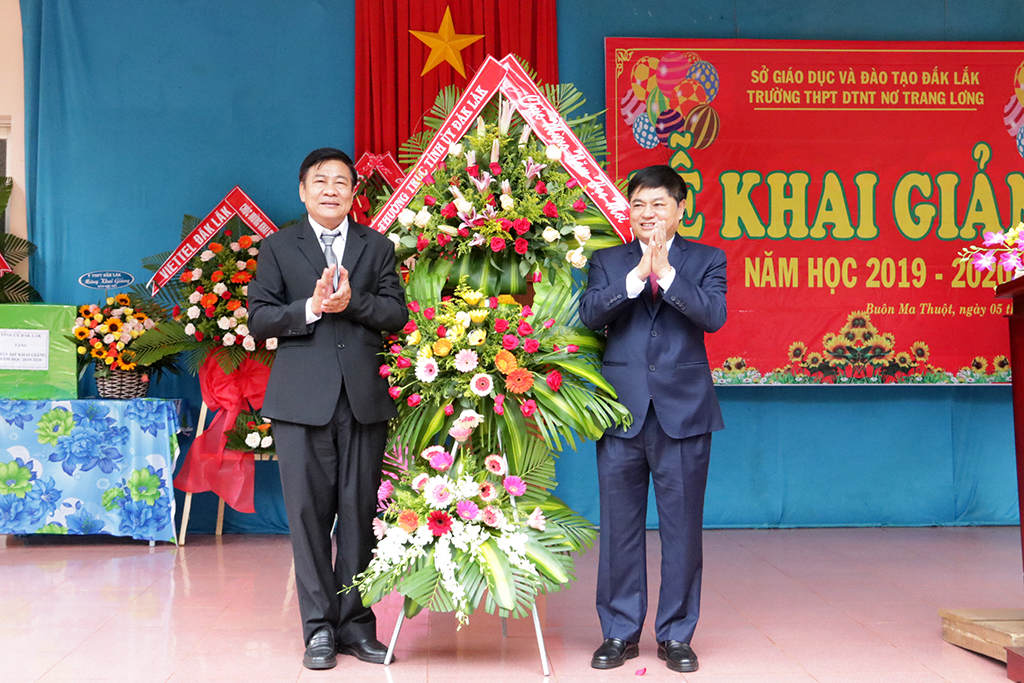 Phó Bí thư Thường trực Tỉnh ủy Phạm Minh Tấn dự khai giảng tại Trường THPT Dân tộc nội trú Nơ Trang Lơng