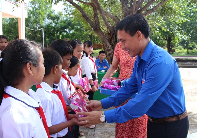 Thăm tặng quà cho học sinh có hoàn cảnh khó khăn nhân dịp năm học mới