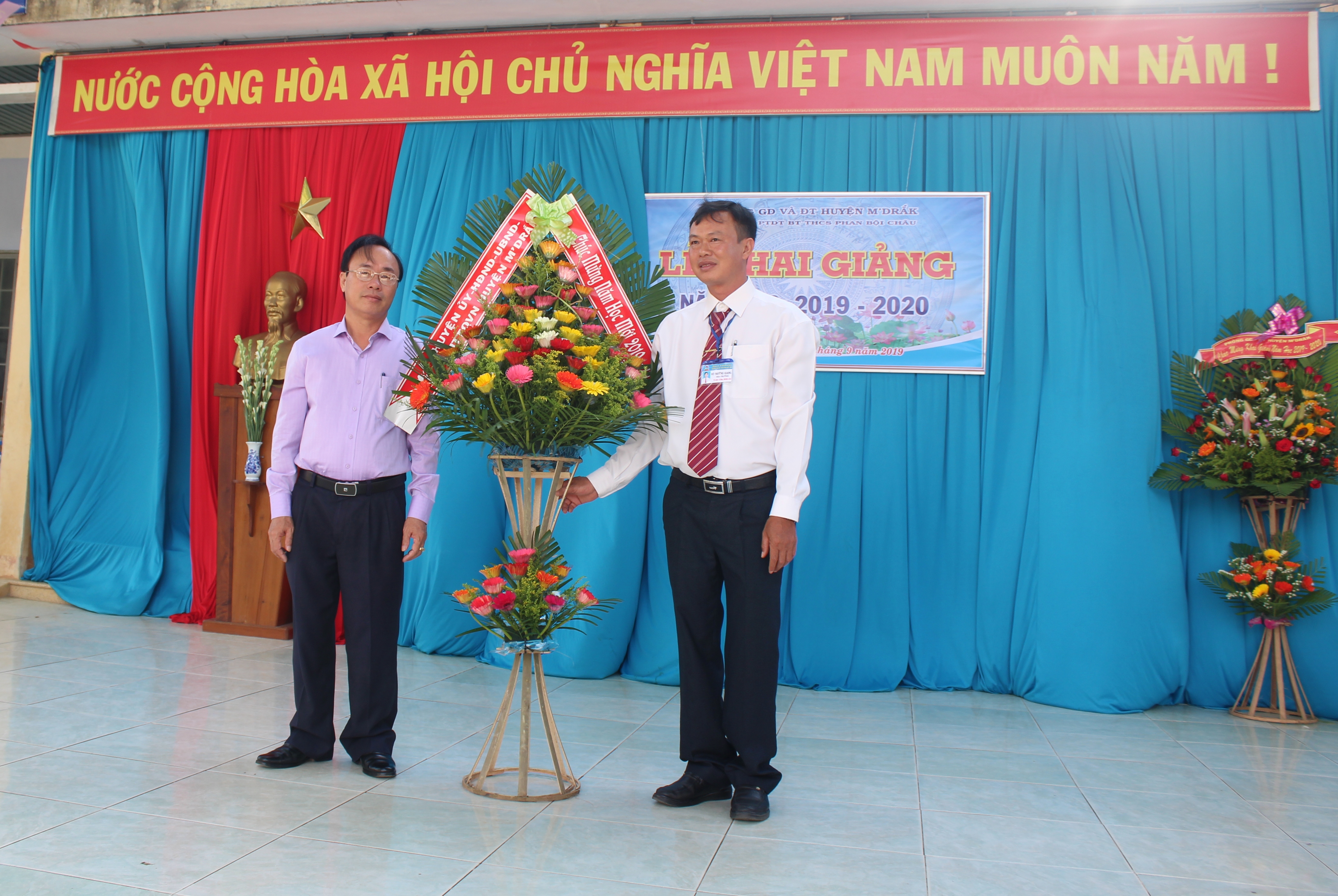 Trường Phổ thông dân tộc bán trú Phan Bội Châu xã EaTrang, M’Đrắk khai giảng năm học mới