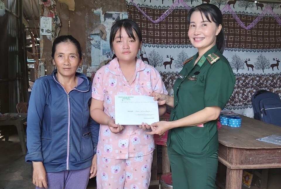 Bộ đội Biên phòng Đắk Lắk trao quà cho các em học sinh nhân dịp khai giảng năm học mới