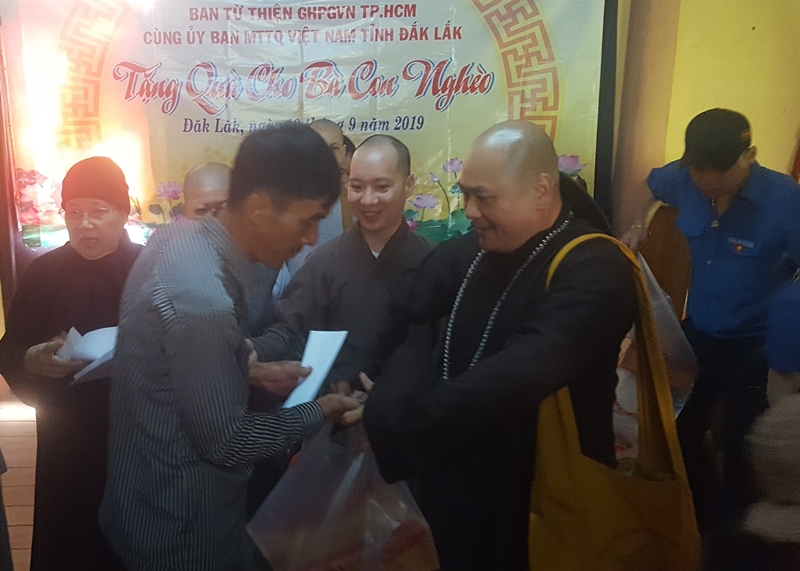 Giáo hội Phật giáo TP.HCM tặng quà cho người nghèo ở xã Ea Hiao, huyện Ea H'Leo