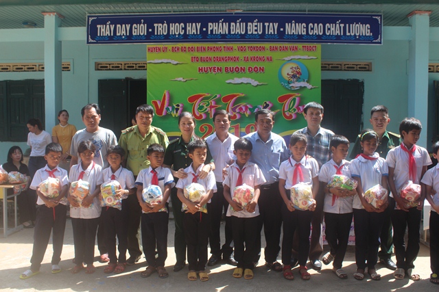 Bộ đội Biên phòng tỉnh Đắk Lắk tổ chức Tết Trung thu cho các cháu thiếu nhi