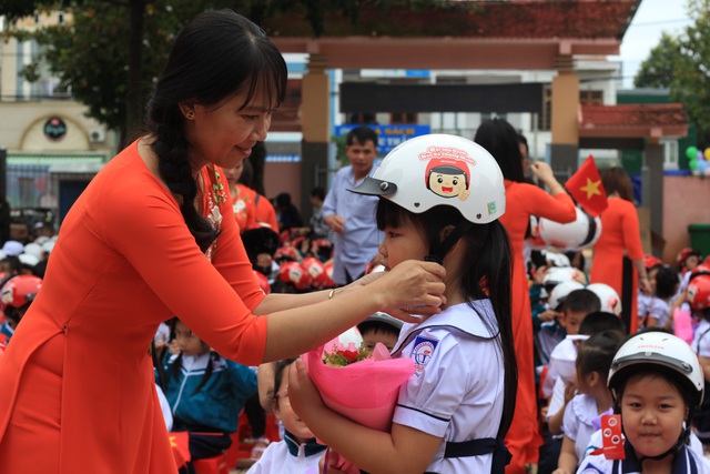 Tặng 42.000 mũ bảo hiểm cho học sinh lớp 1 trong dịp năm học mới 2019-2020