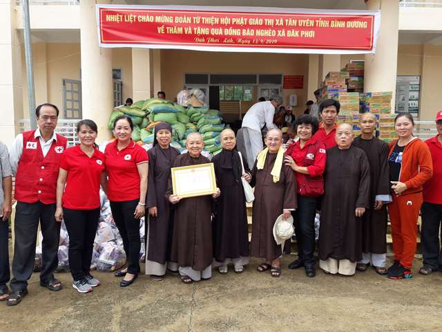 Trao tặng 300 suất quà cho đồng bào nghèo tại xã Đắk Phơi, huyện Lắk