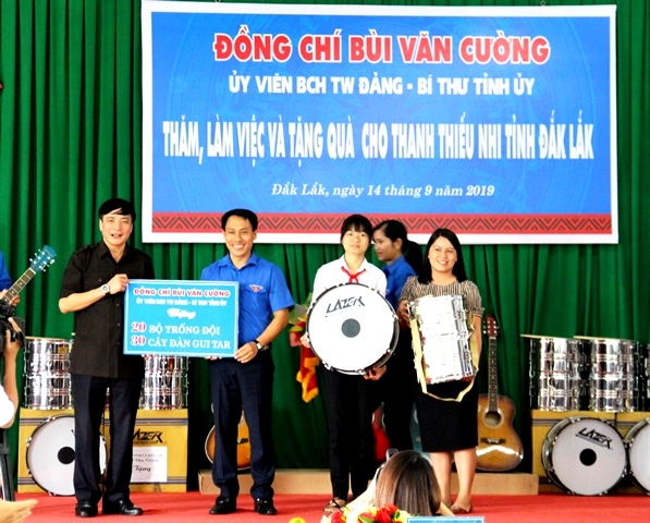 Bí thư Tỉnh ủy làm việc và tặng quà cho thanh, thiếu nhi tỉnh Đắk Lắk