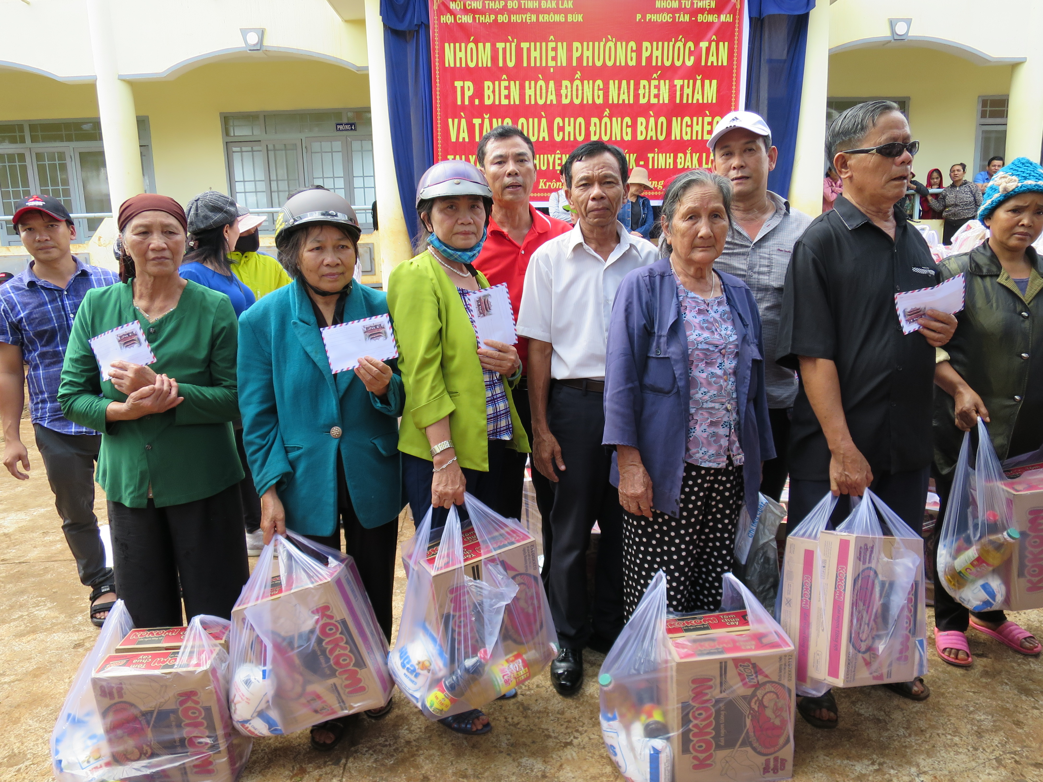 Tặng quà cho hộ đồng bào nghèo tại xã Cư Né, huyện Krông Búk